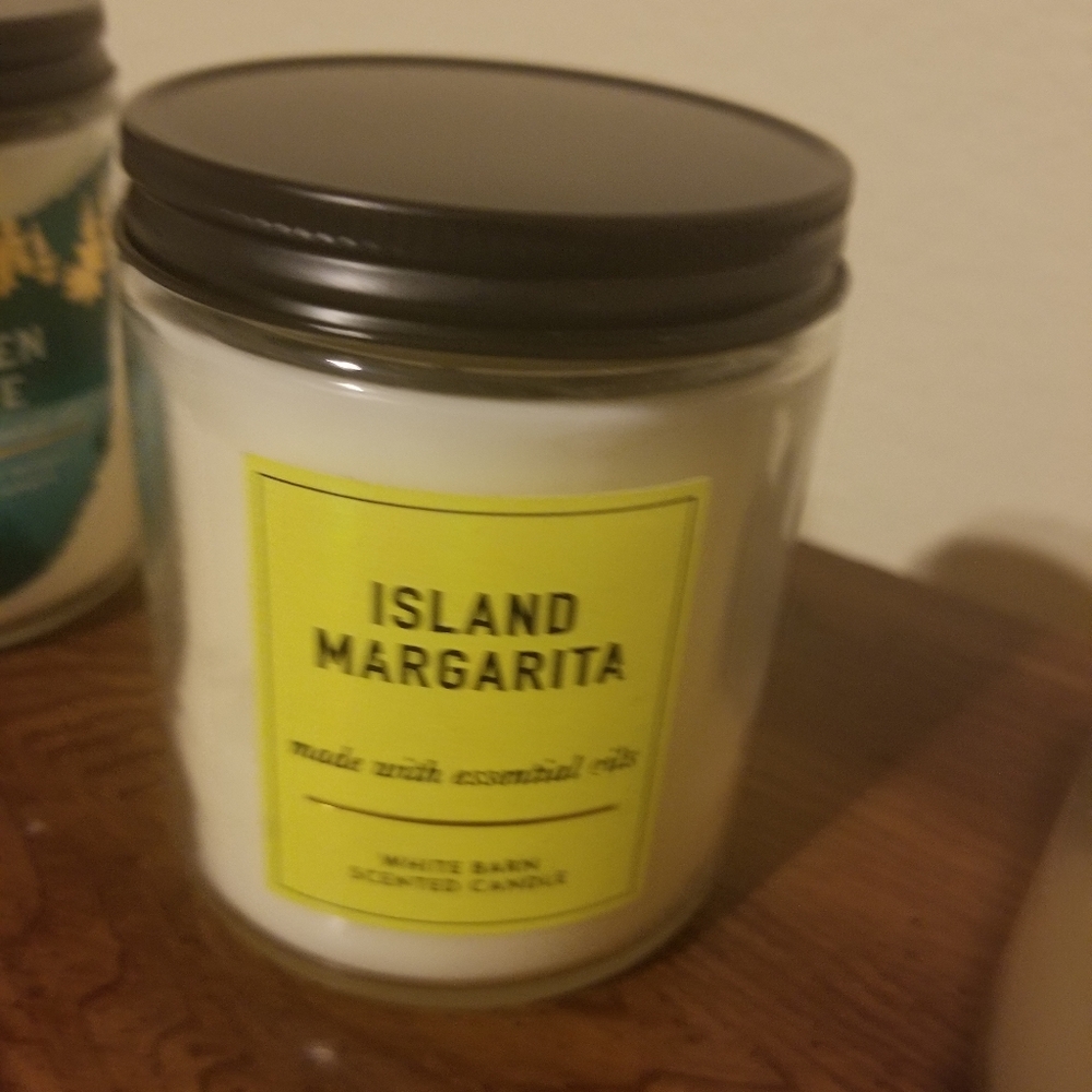 Bath and body works island margarita candle